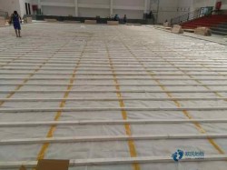 籃球場(chǎng)木地板浸水怎么辦